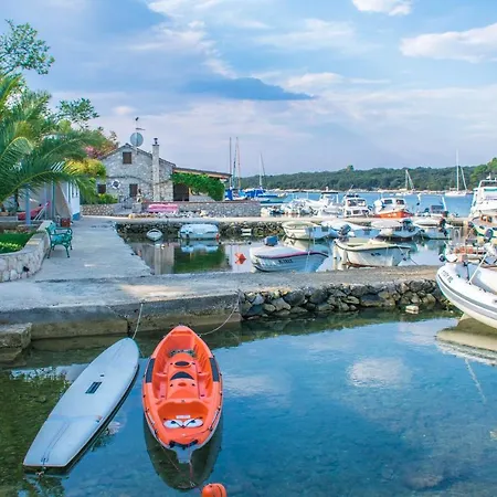 House Punta Blue & Orange 5m From The Sea, Island Cres Apartment Punta Kriza