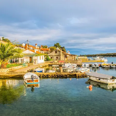Apartment House Punta Blue & Orange 5m From The Sea, Island Cres *